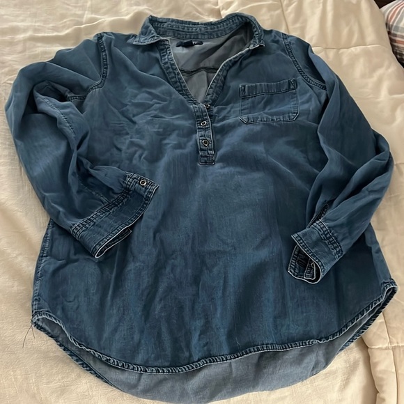 Old Navy | V-neck Chambray Shirt - Picture 1 of 1